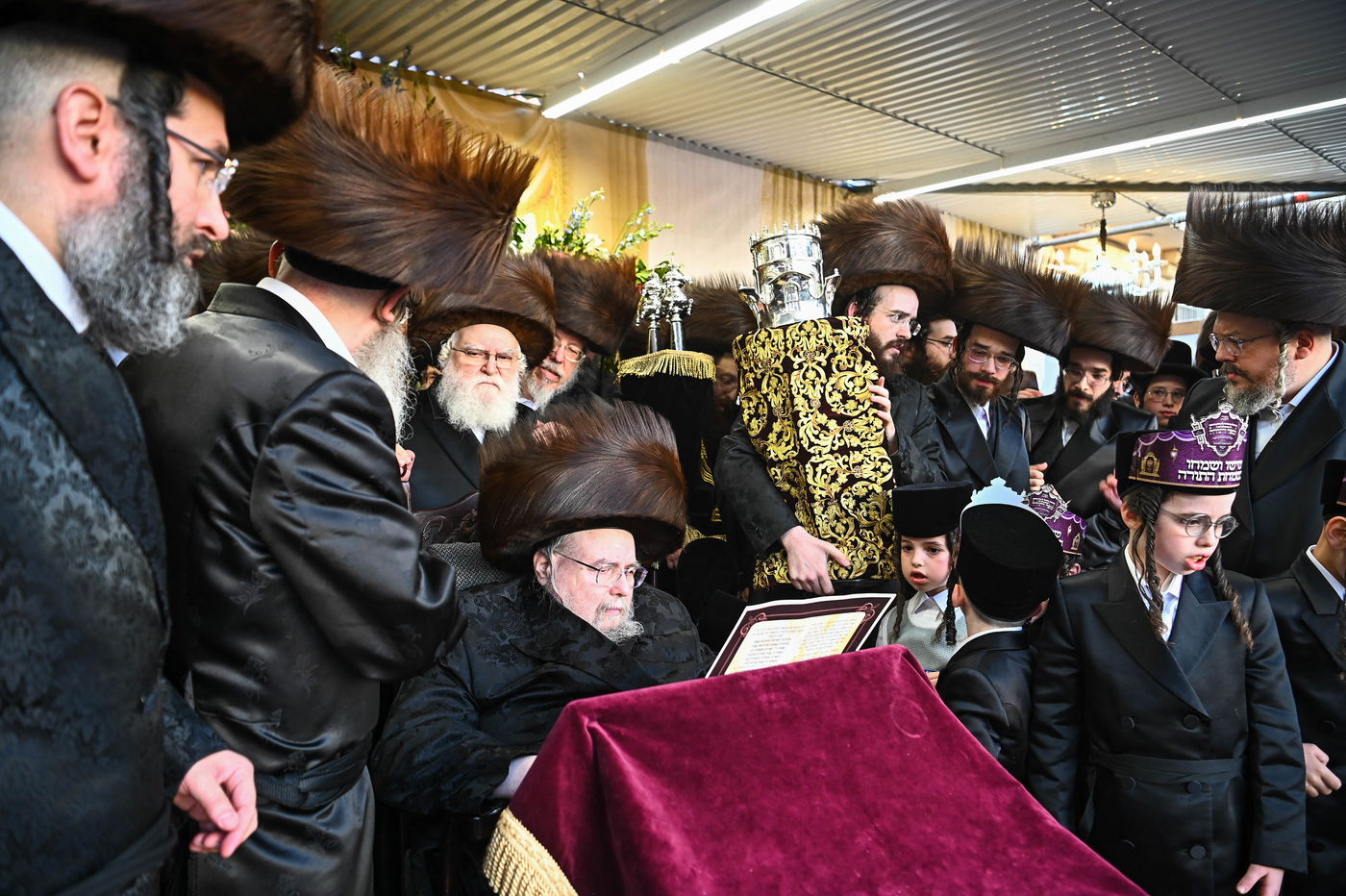 הכנסת ספר תורה לזכותו של האדמו"ר מבעלזא