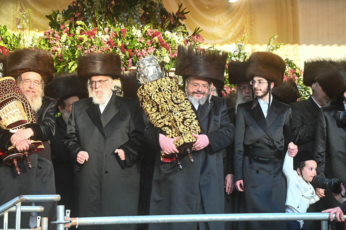 הכנסת ספר תורה לזכותו של האדמו"ר מבעלזא