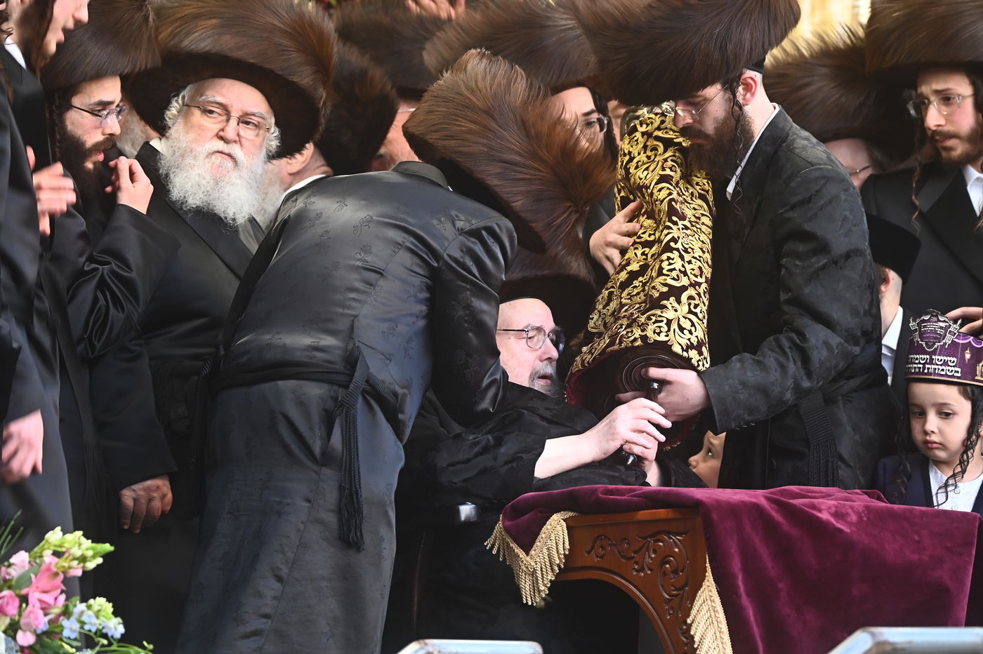 הכנסת ספר תורה לזכותו של האדמו"ר מבעלזא