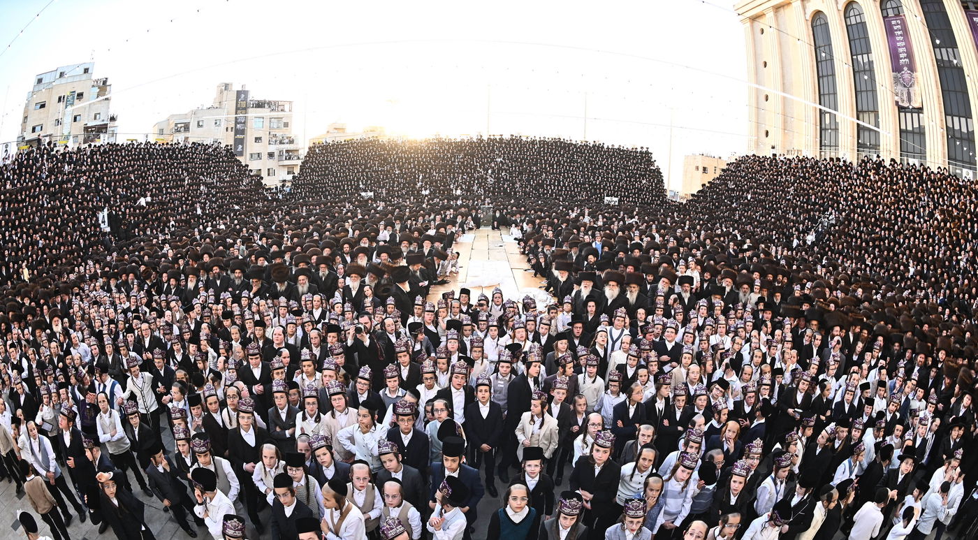 רבבות חסידי בעלזא בחצר ביהמ"ד הגדול בירושלים