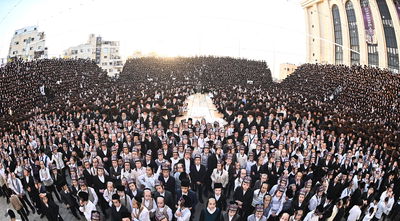 רבבות חסידי בעלזא בחצר ביהמ"ד הגדול בירושלים