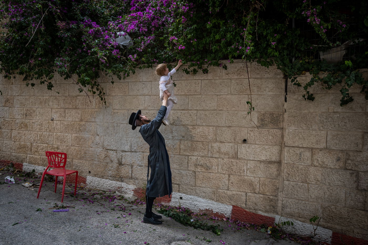 ילדים אוספים ענפים במאה שערים לקישוט הבית לחג השבועות