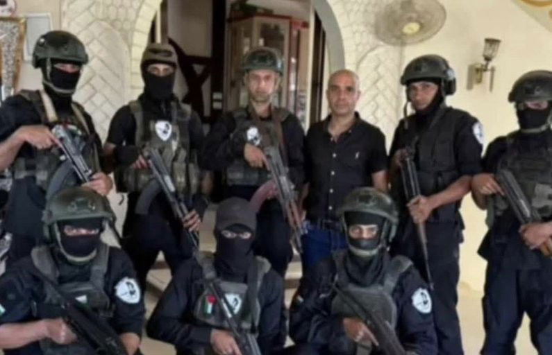 אנשי המיליציה של אבו שבאב מצטלמים בארמון ברפיח המשמש כבסיסם