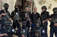 אנשי המיליציה של אבו שבאב מצטלמים בארמון ברפיח המשמש כבסיסם