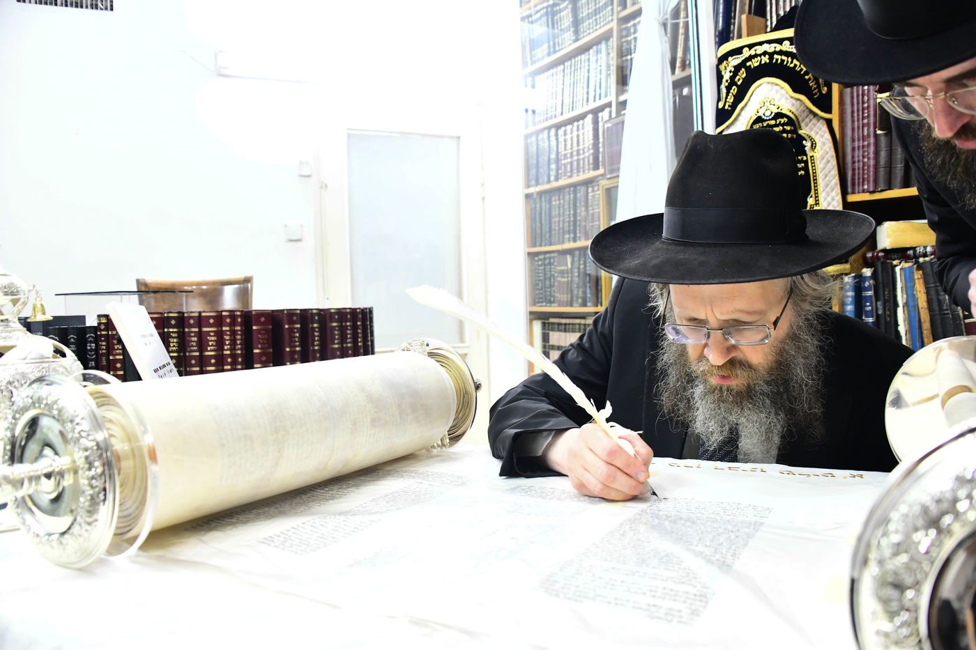 הכנסת ס"ת לישיבת פוניבז' המעטירה