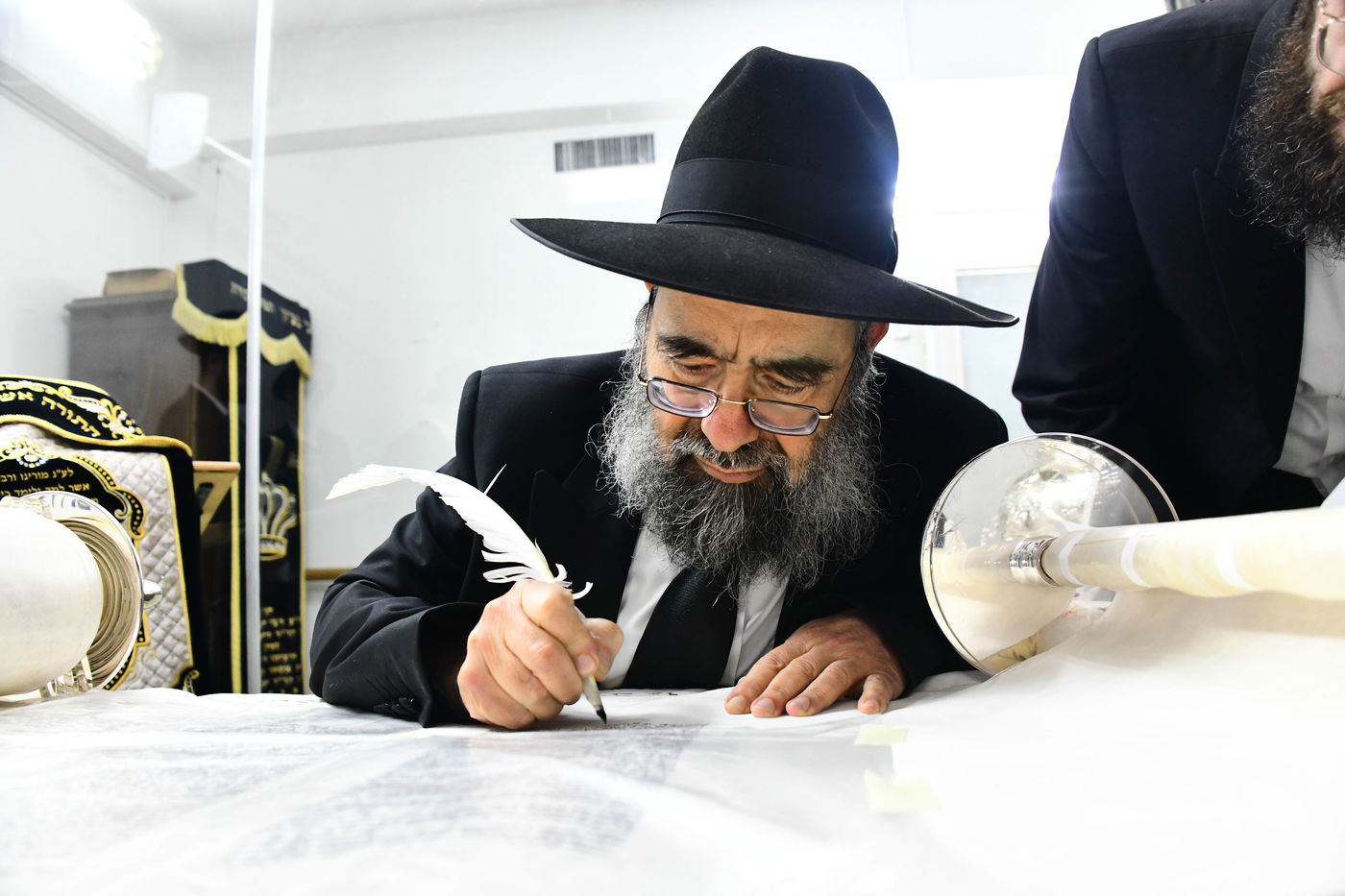 הכנסת ס"ת לישיבת פוניבז' המעטירה