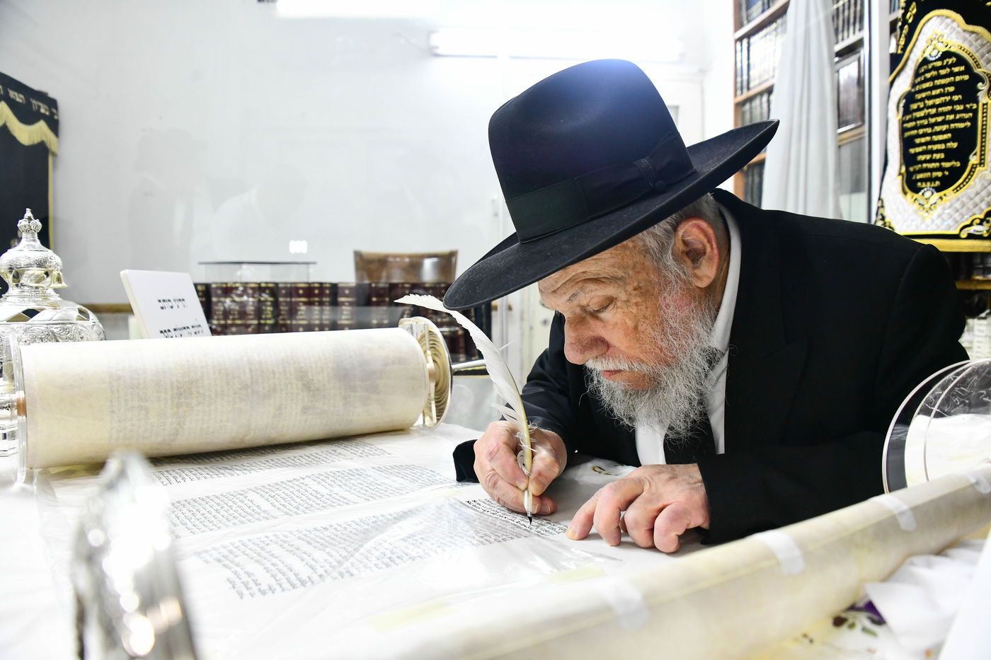 הכנסת ס"ת לישיבת פוניבז' המעטירה