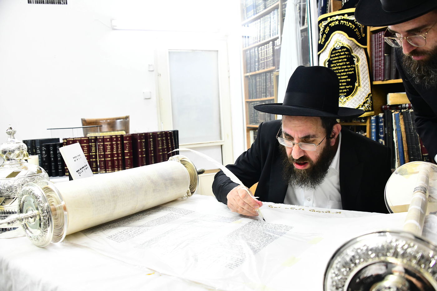 הכנסת ס"ת לישיבת פוניבז' המעטירה