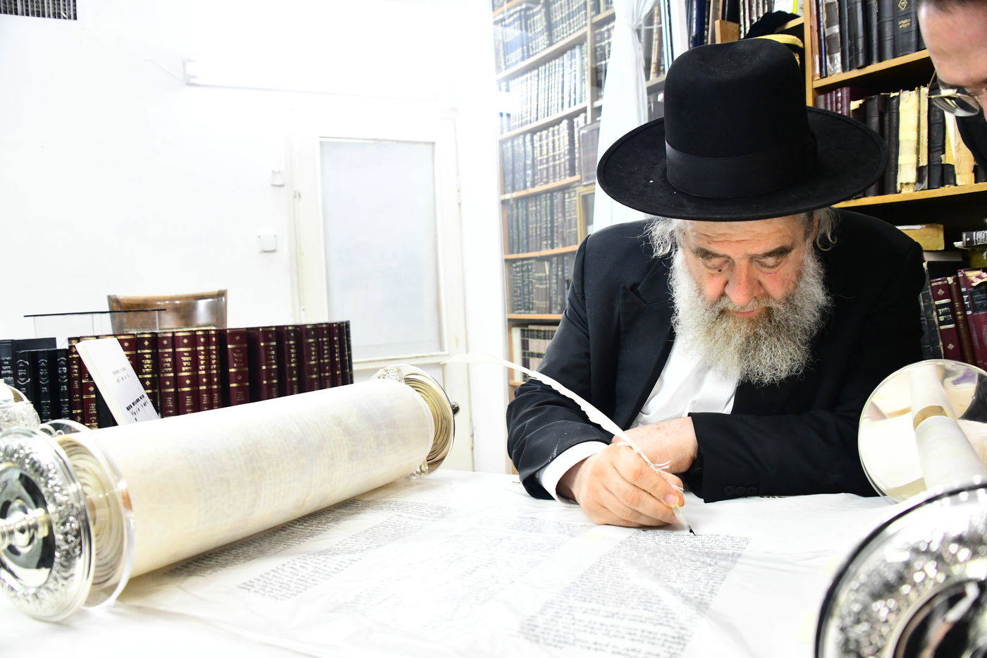 הכנסת ס"ת לישיבת פוניבז' המעטירה