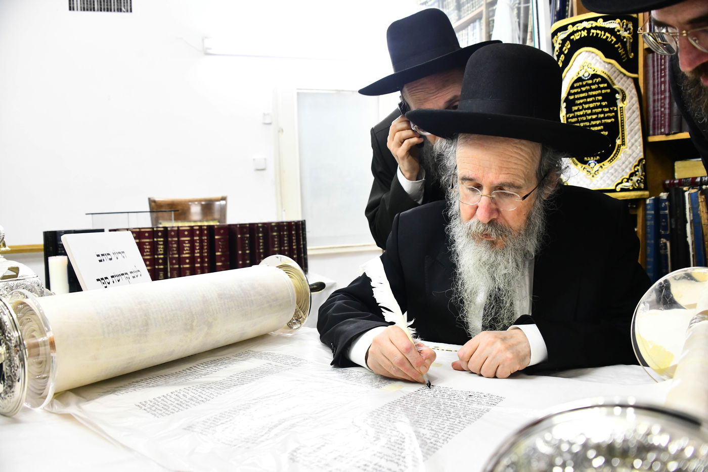 הכנסת ס"ת לישיבת פוניבז' המעטירה