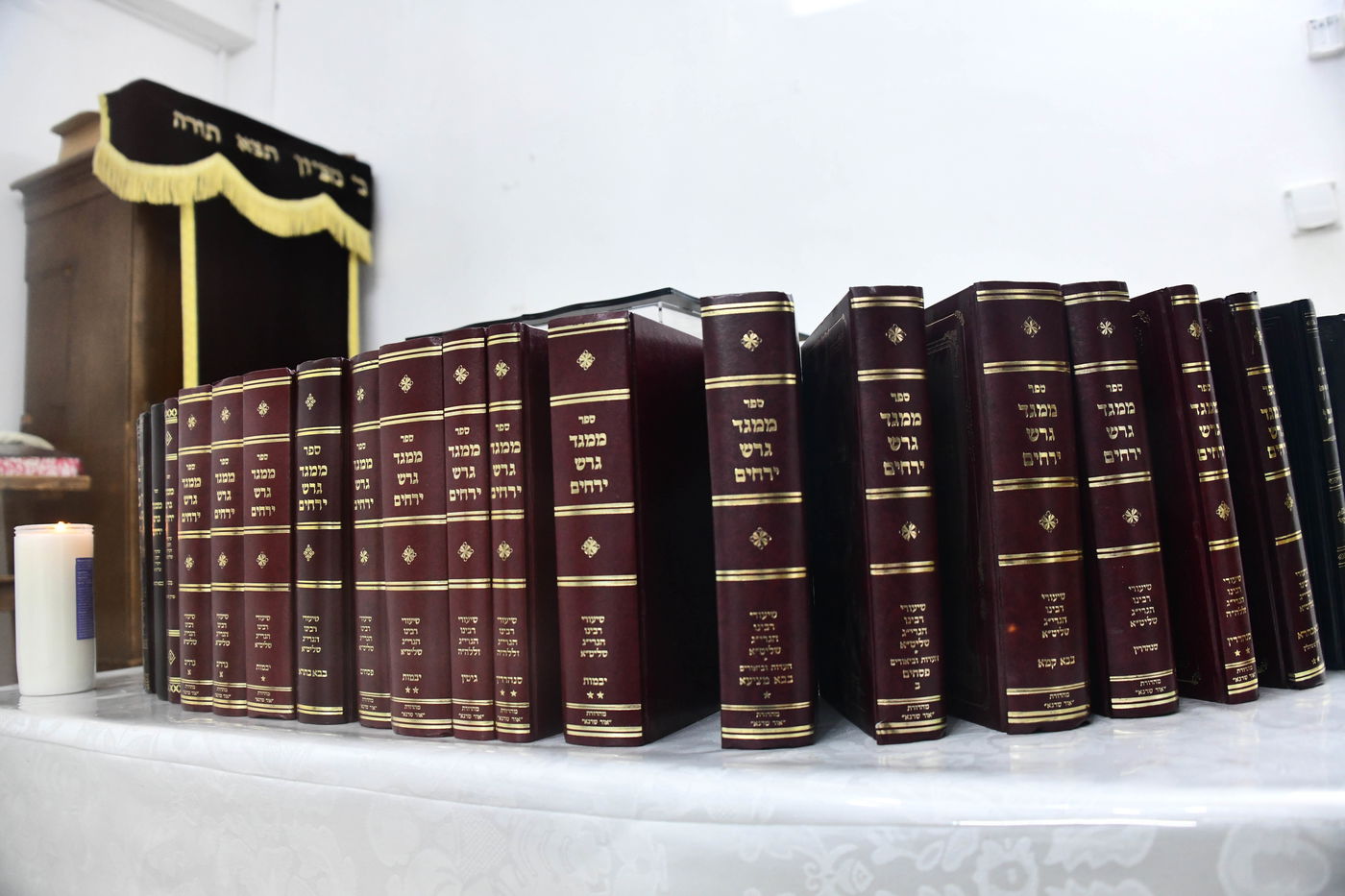 הכנסת ס"ת לישיבת פוניבז' המעטירה