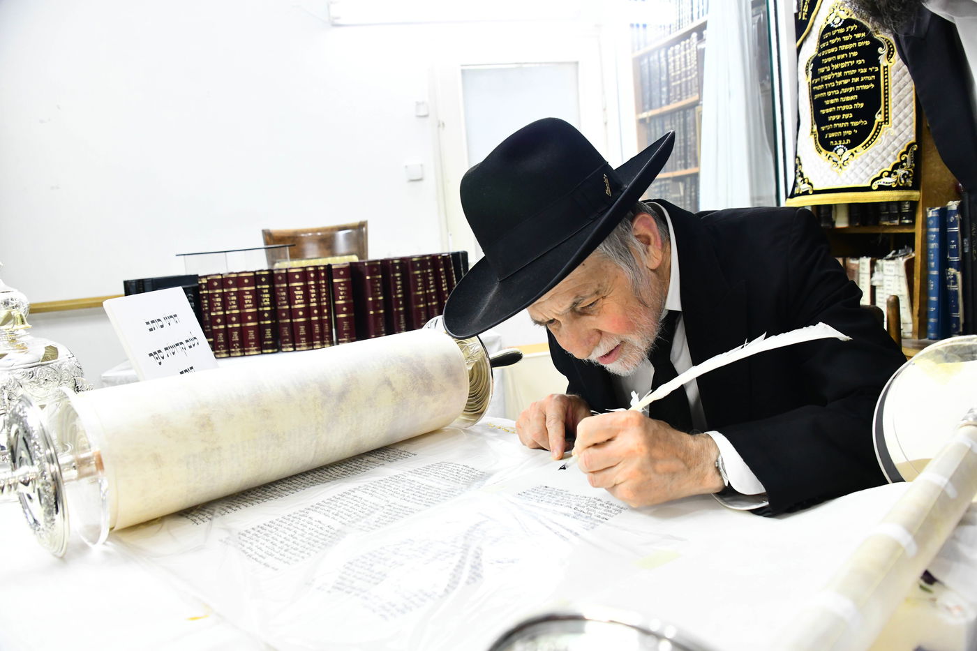 הכנסת ס"ת לישיבת פוניבז' המעטירה