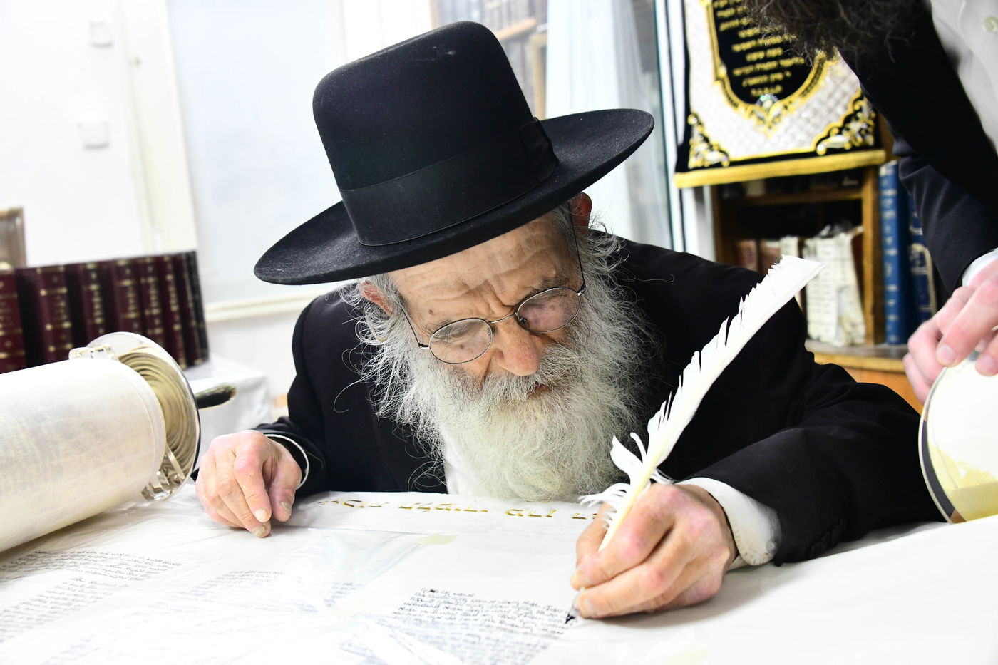 הכנסת ס"ת לישיבת פוניבז' המעטירה