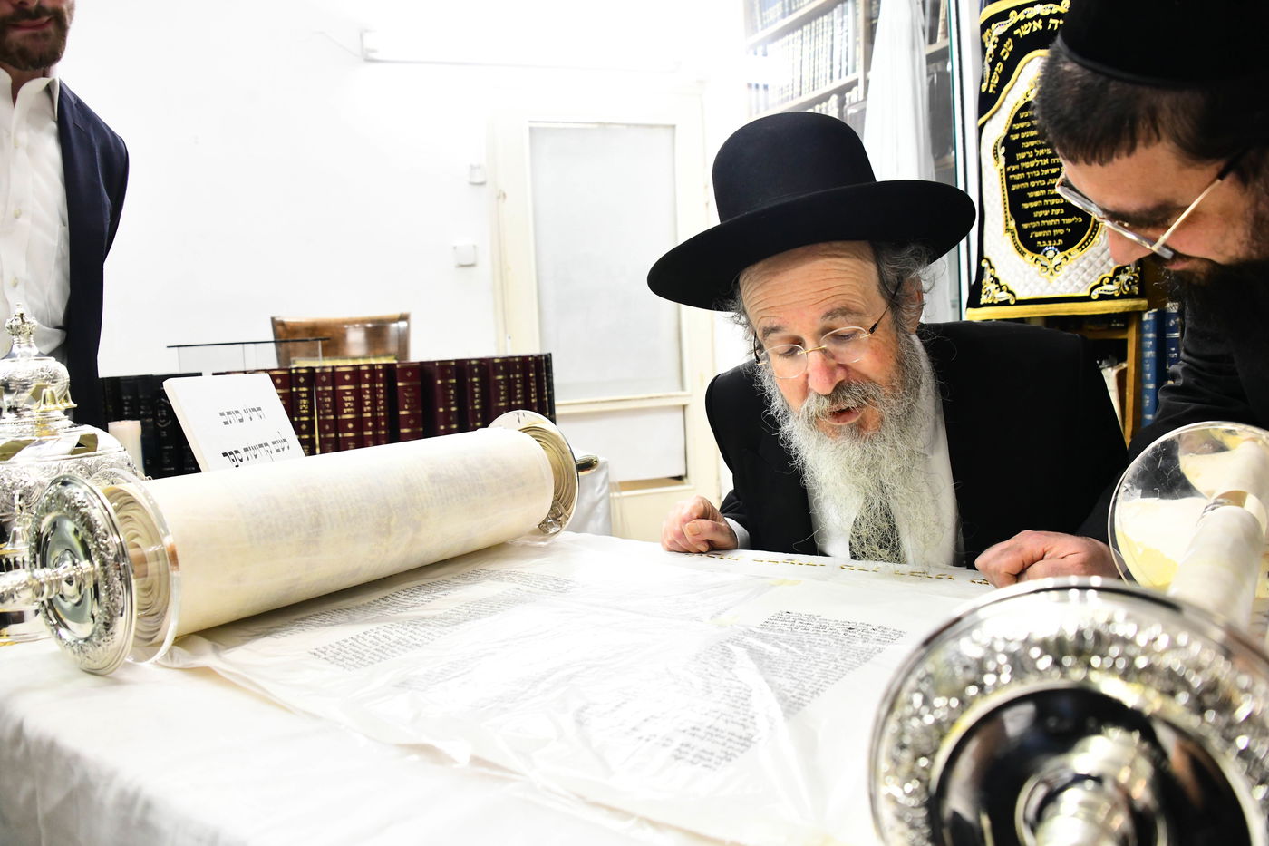 הכנסת ס"ת לישיבת פוניבז' המעטירה