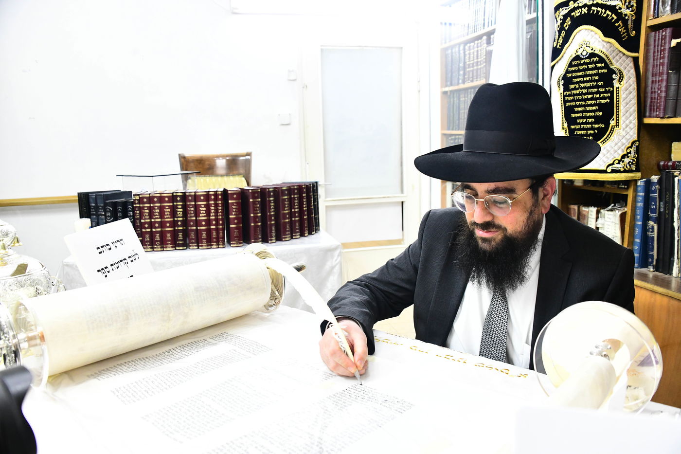 הכנסת ס"ת לישיבת פוניבז' המעטירה