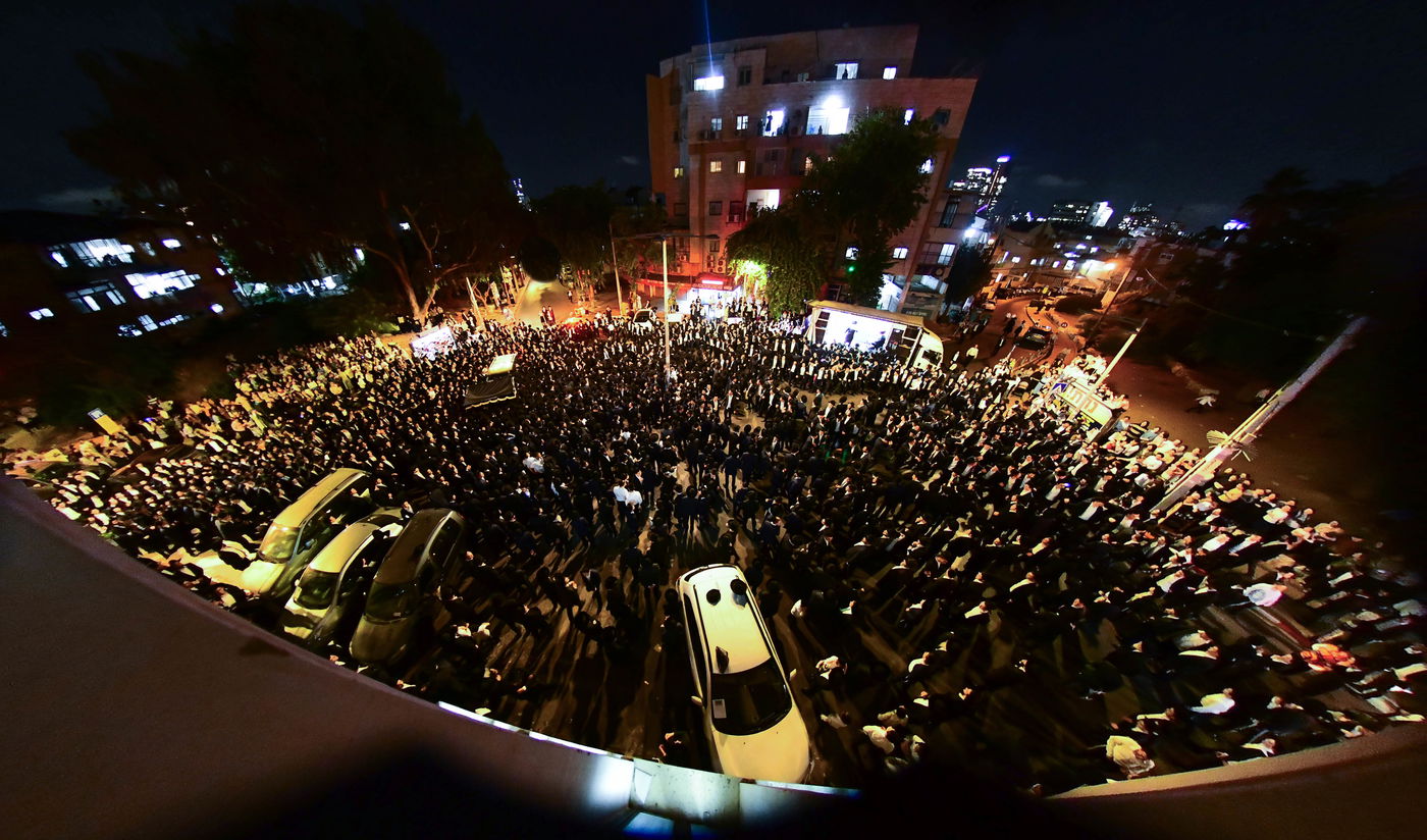 הכנסת ס"ת לישיבת פוניבז' המעטירה