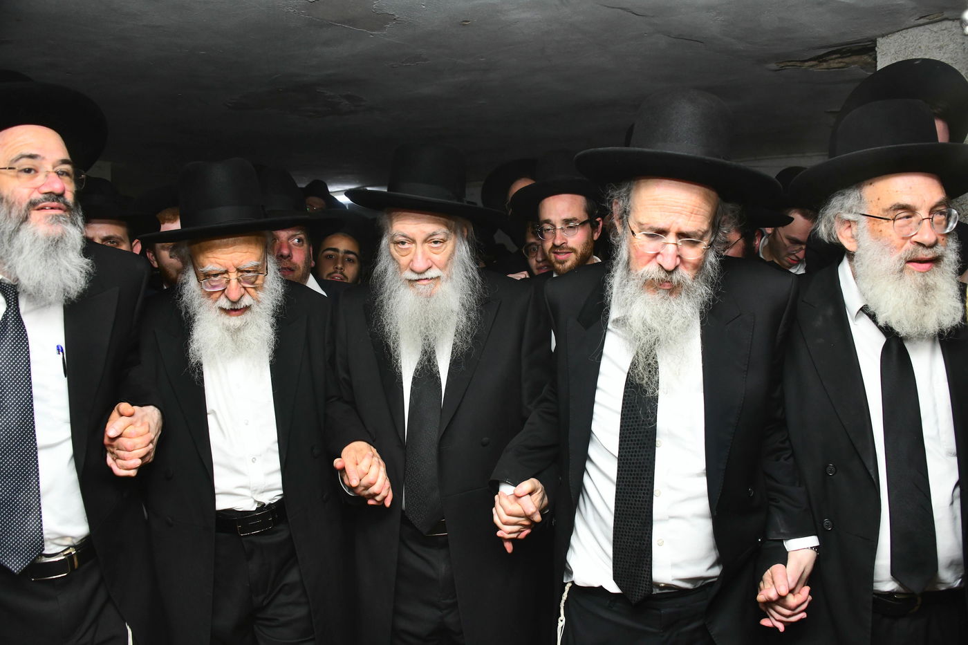 הכנסת ס"ת לישיבת פוניבז' המעטירה