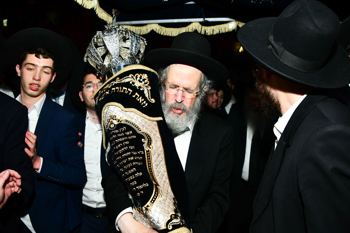 הכנסת ס"ת לישיבת פוניבז' המעטירה