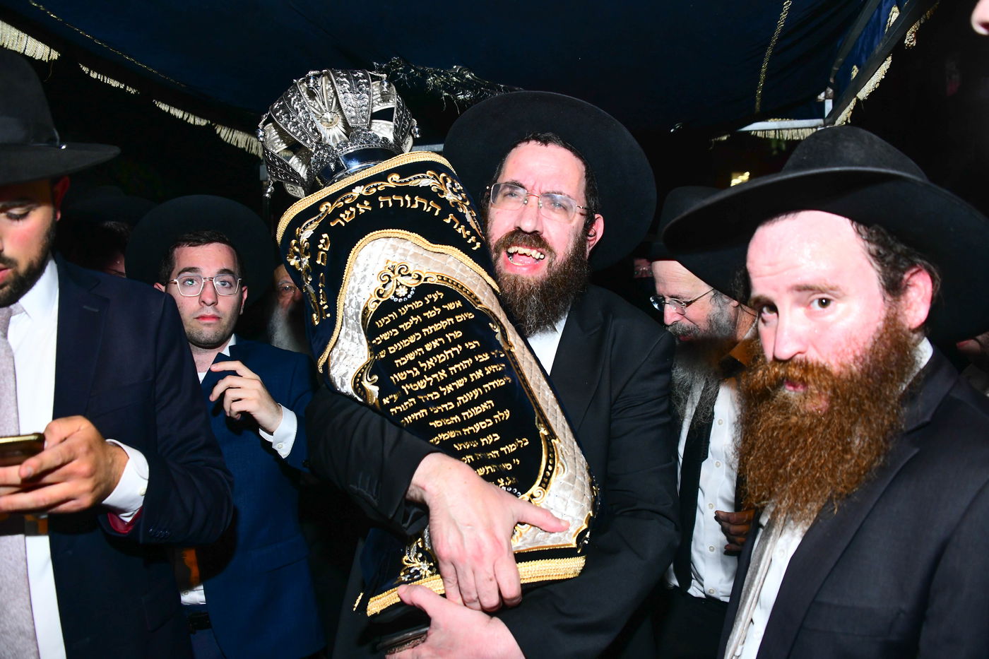 הכנסת ס"ת לישיבת פוניבז' המעטירה