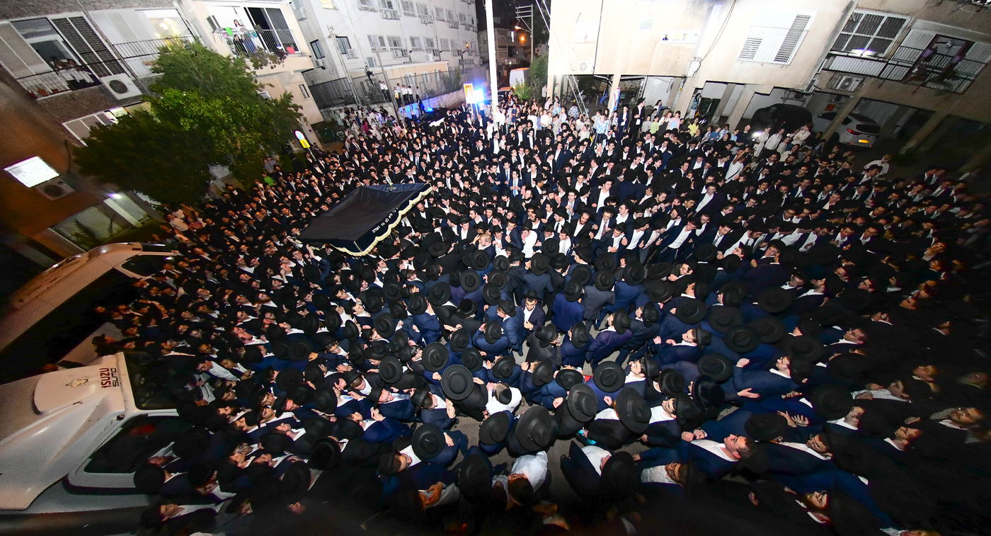 הכנסת ס"ת לישיבת פוניבז' המעטירה