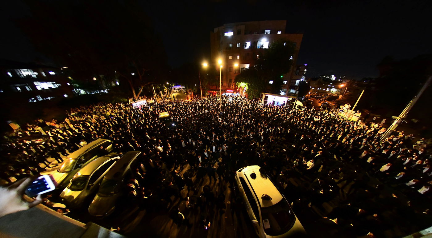 הכנסת ס"ת לישיבת פוניבז' המעטירה