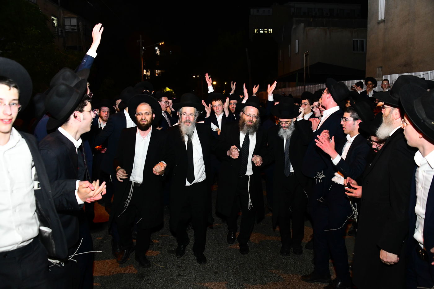 הכנסת ס"ת לישיבת פוניבז' המעטירה