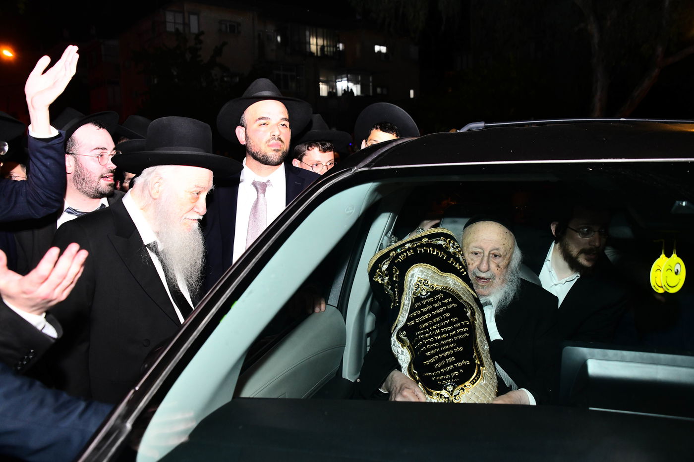 הכנסת ס"ת לישיבת פוניבז' המעטירה