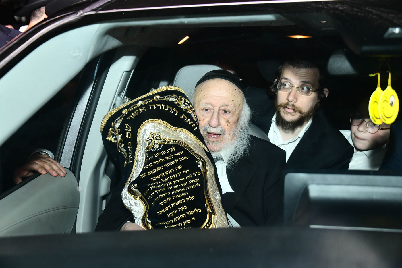 הכנסת ס"ת לישיבת פוניבז' המעטירה