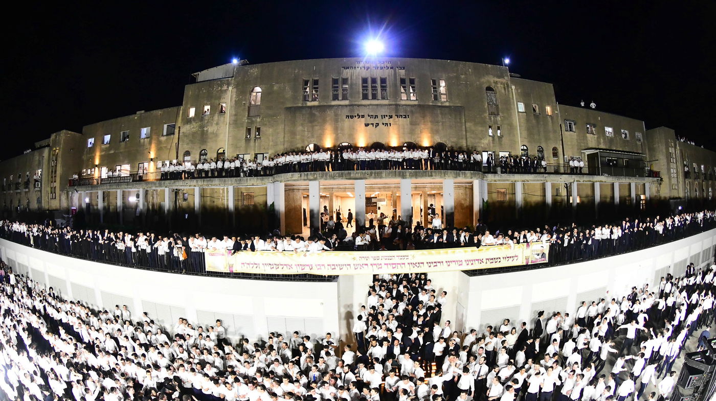 הכנסת ס"ת לישיבת פוניבז' המעטירה