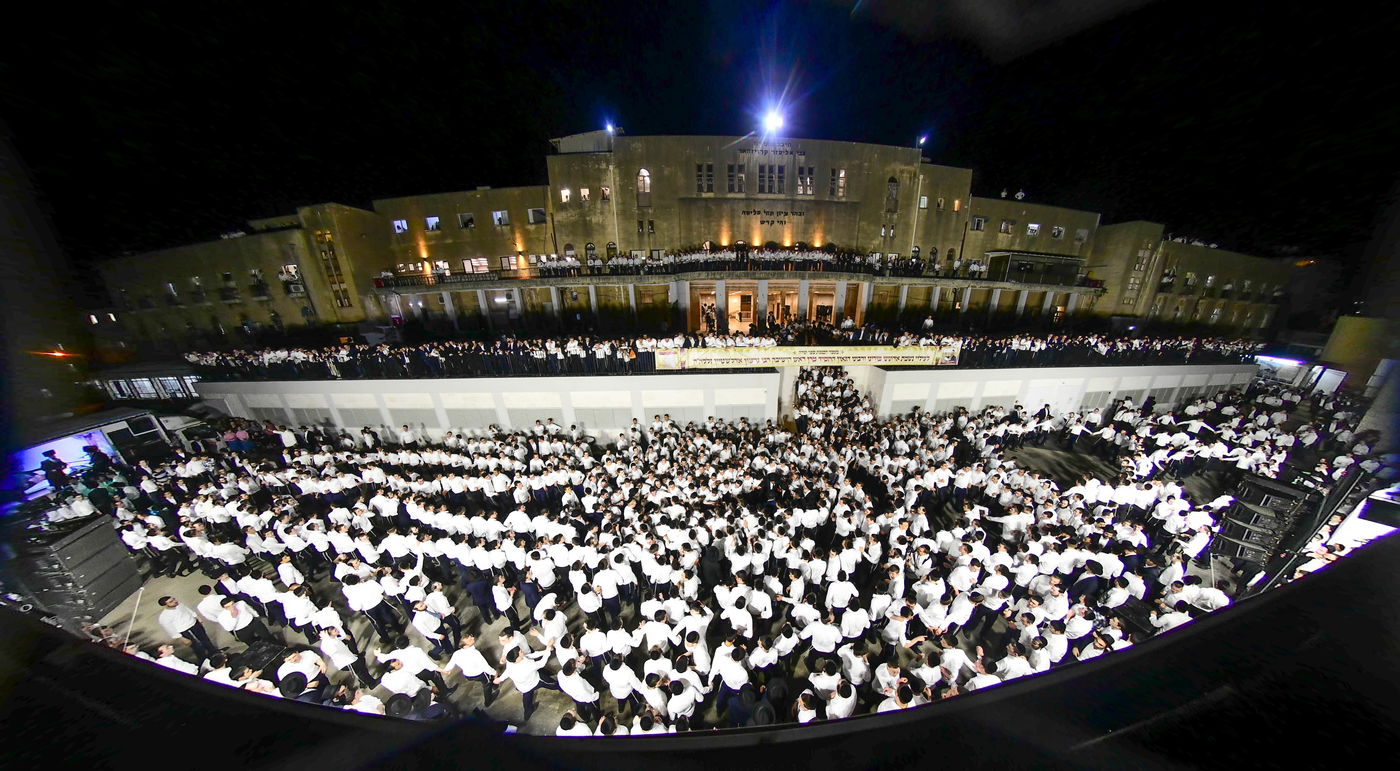הכנסת ס"ת לישיבת פוניבז' המעטירה