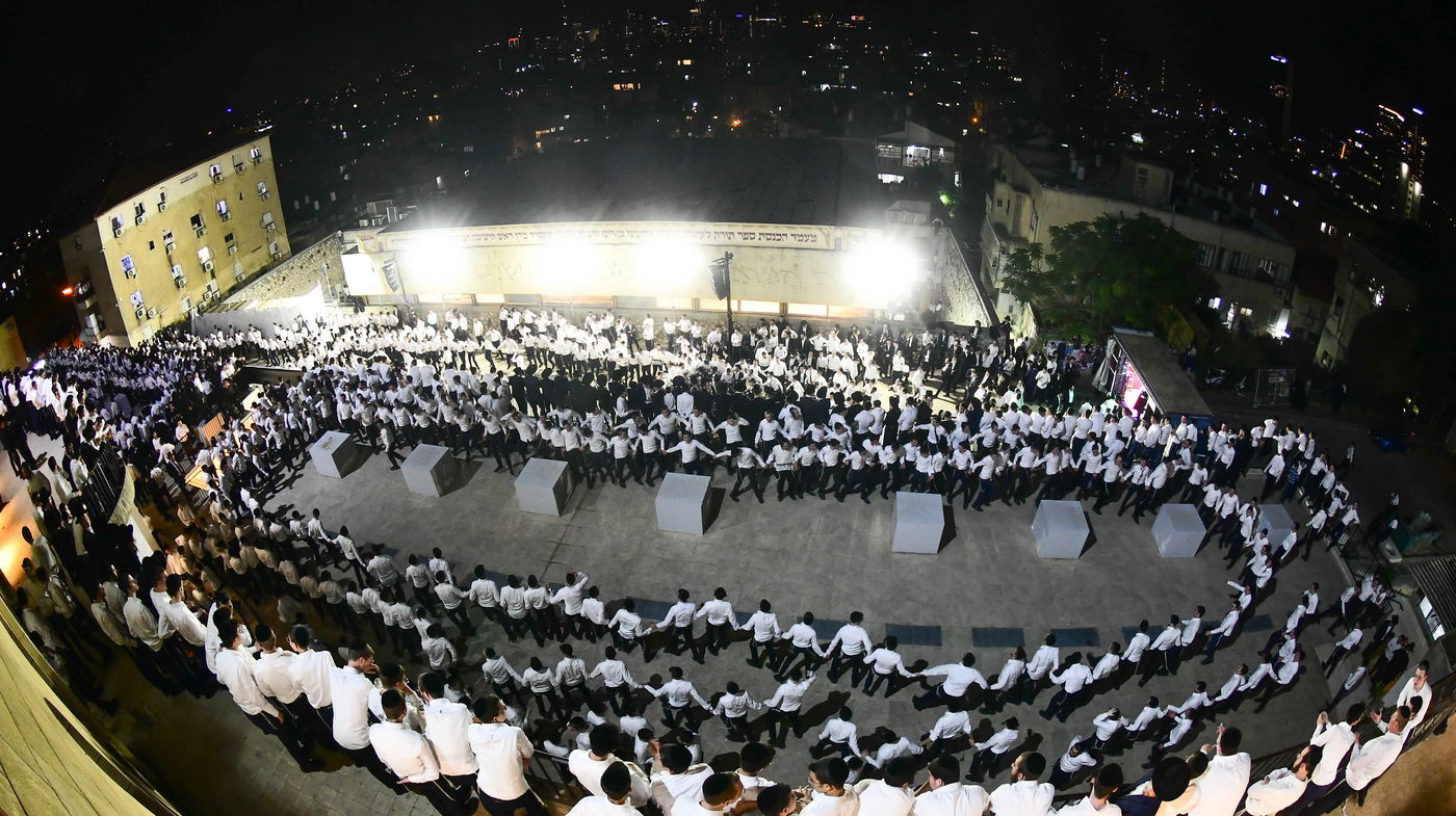 הכנסת ס"ת לישיבת פוניבז' המעטירה