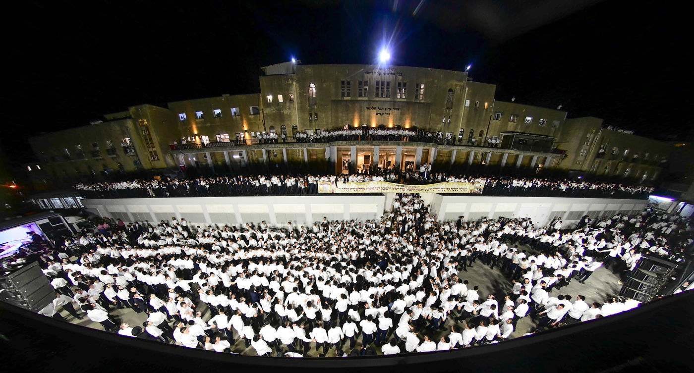 הכנסת ס"ת לישיבת פוניבז' המעטירה