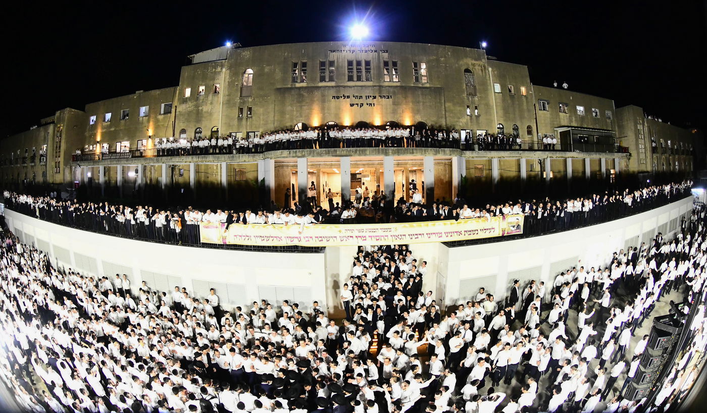 הכנסת ס"ת לישיבת פוניבז' המעטירה