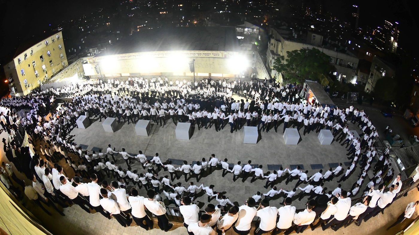 הכנסת ס"ת לישיבת פוניבז' המעטירה