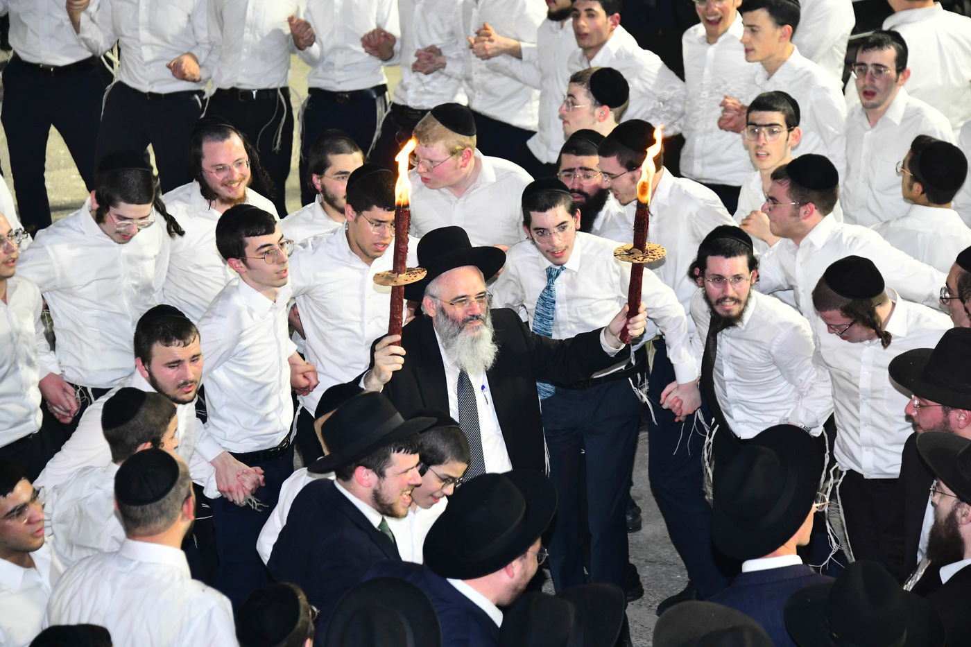 הכנסת ס"ת לישיבת פוניבז' המעטירה