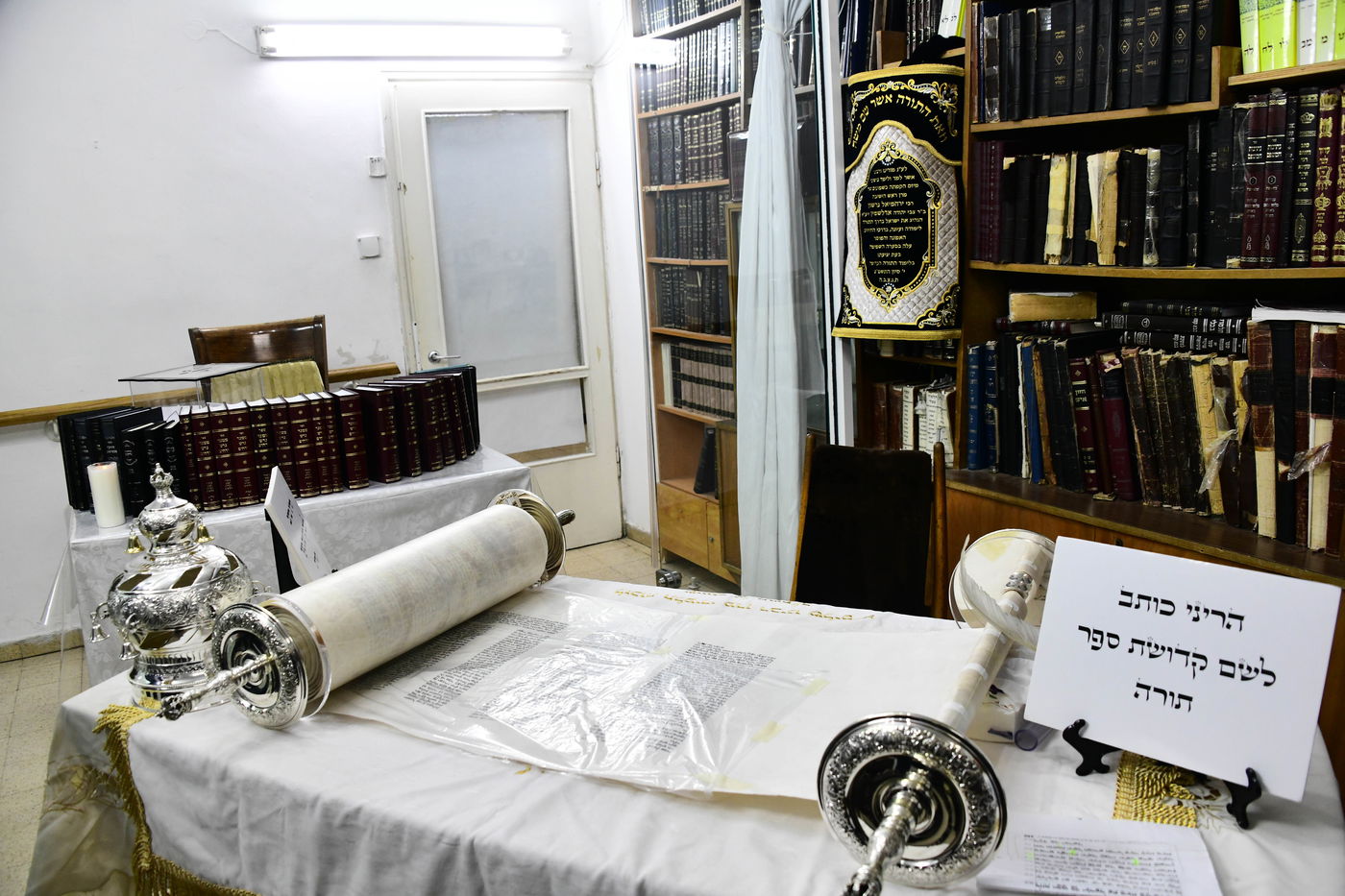 הכנסת ס"ת לישיבת פוניבז' המעטירה