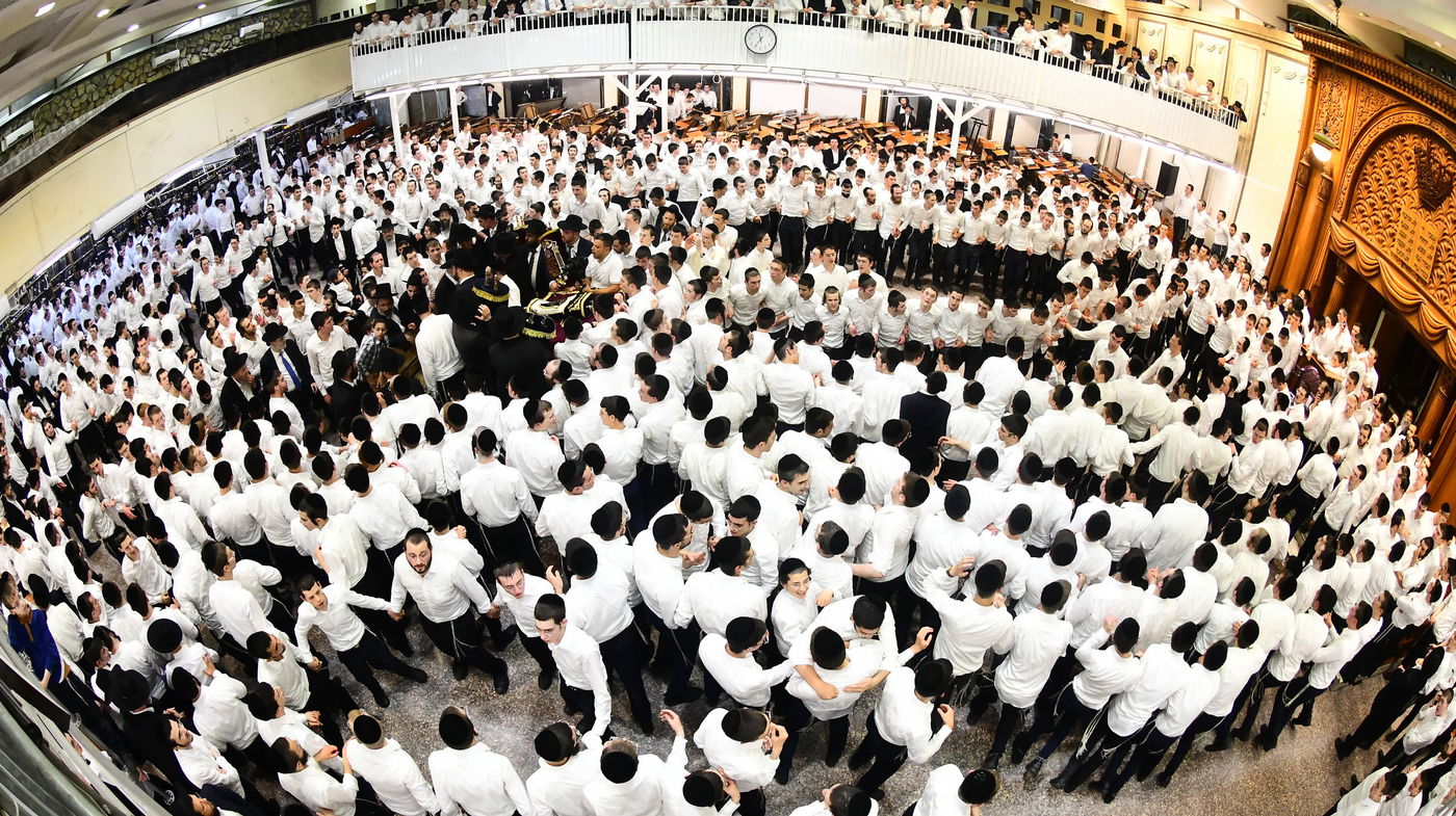 הכנסת ס"ת לישיבת פוניבז' המעטירה