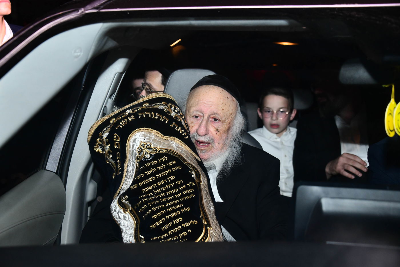 הכנסת ס"ת לישיבת פוניבז' המעטירה