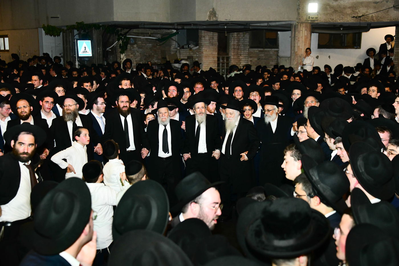 הכנסת ס"ת לישיבת פוניבז' המעטירה