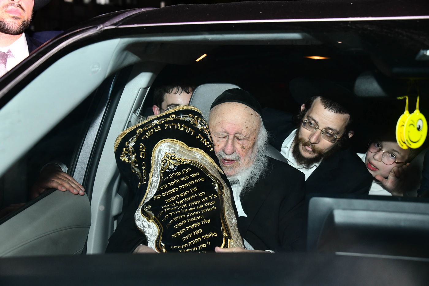 הכנסת ס"ת לישיבת פוניבז' המעטירה