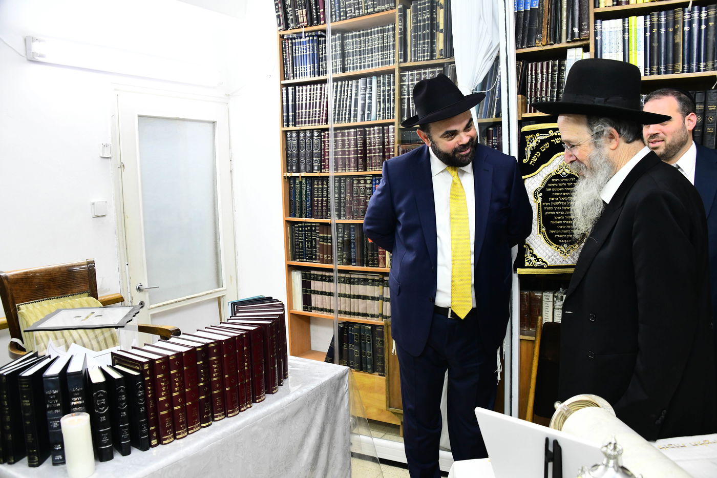 הכנסת ס"ת לישיבת פוניבז' המעטירה