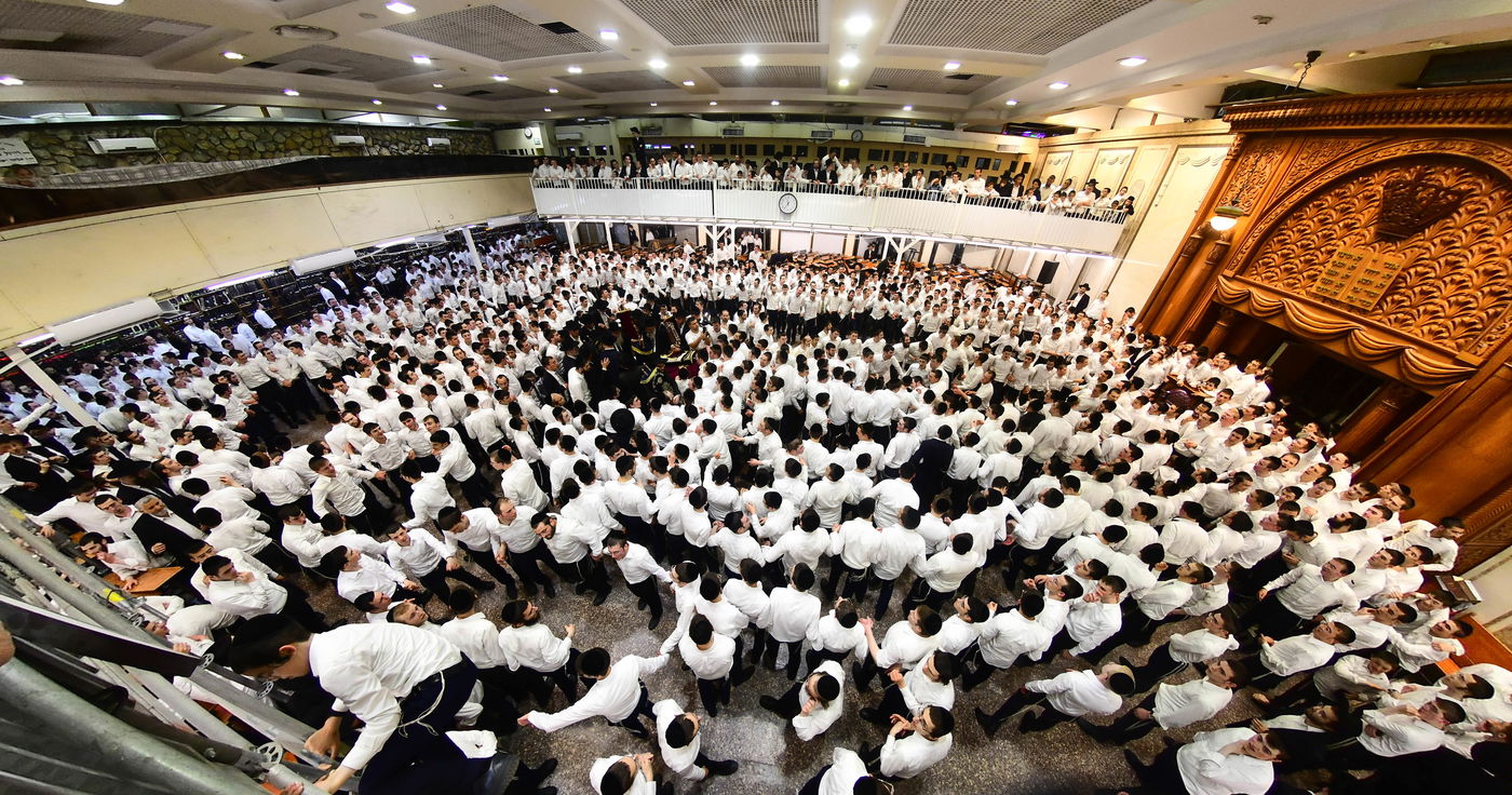 הכנסת ס"ת לישיבת פוניבז' המעטירה