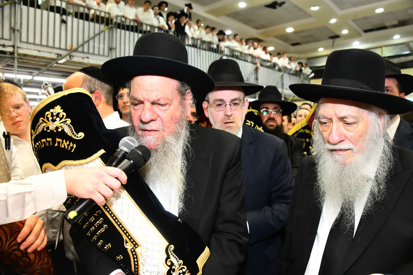 הכנסת ס"ת לישיבת פוניבז' המעטירה