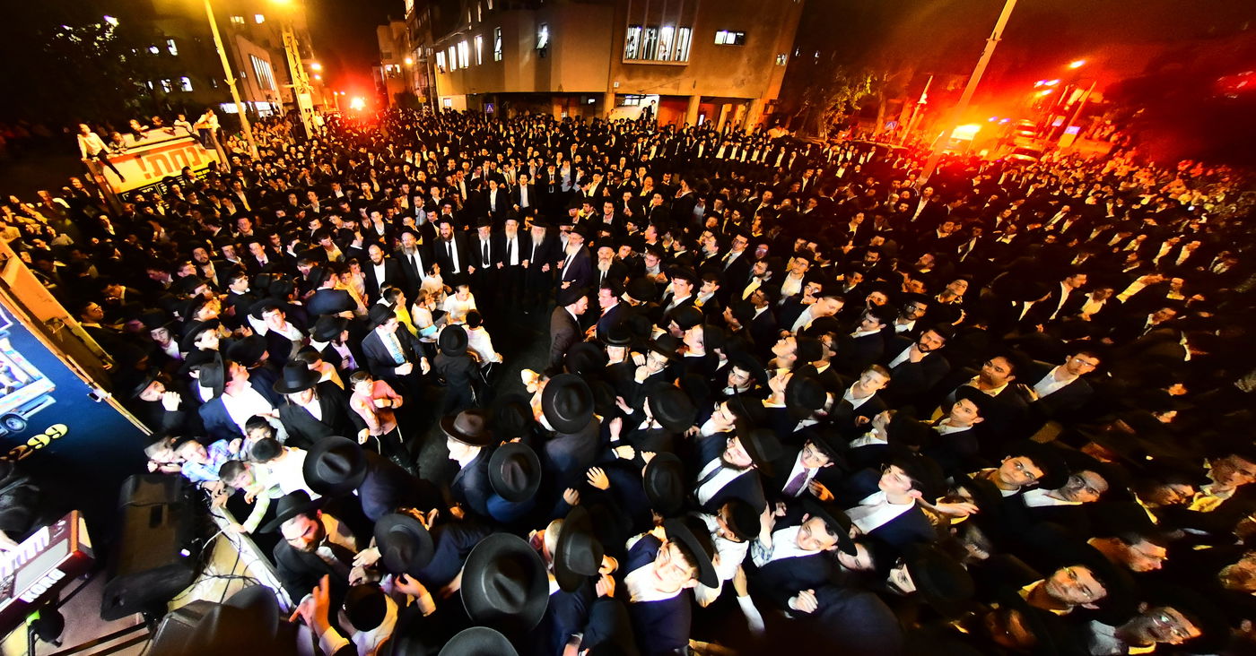 הכנסת ס"ת לישיבת פוניבז' המעטירה