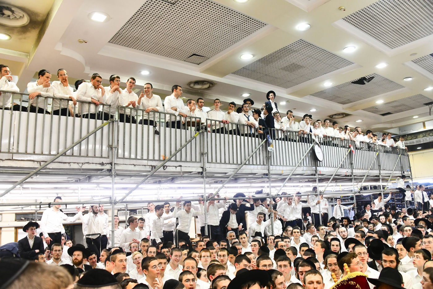 הכנסת ס"ת לישיבת פוניבז' המעטירה