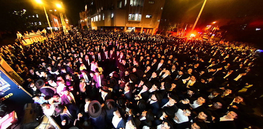 הכנסת ס"ת לישיבת פוניבז' המעטירה