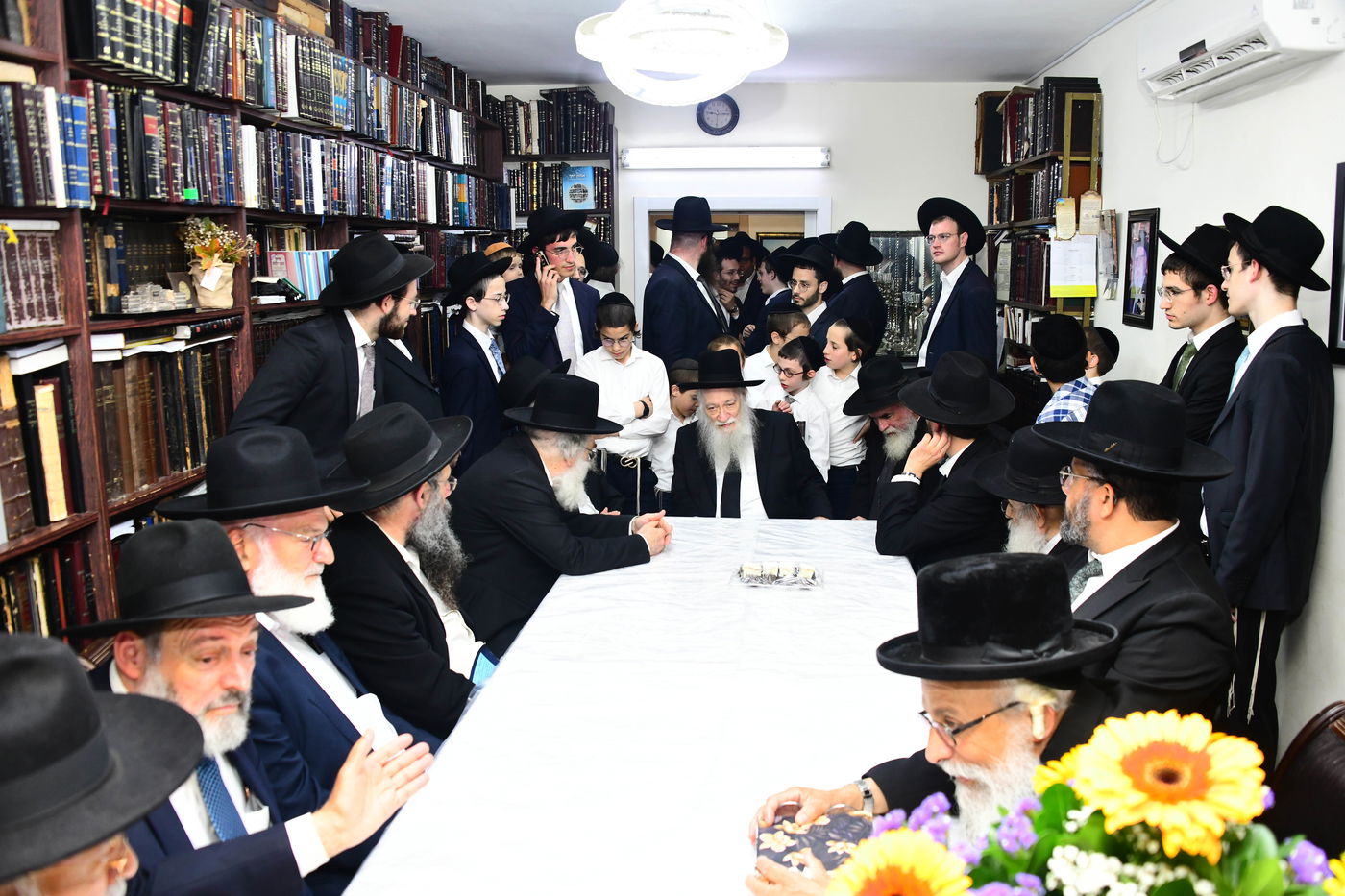 הכנסת ס"ת לישיבת פוניבז' המעטירה