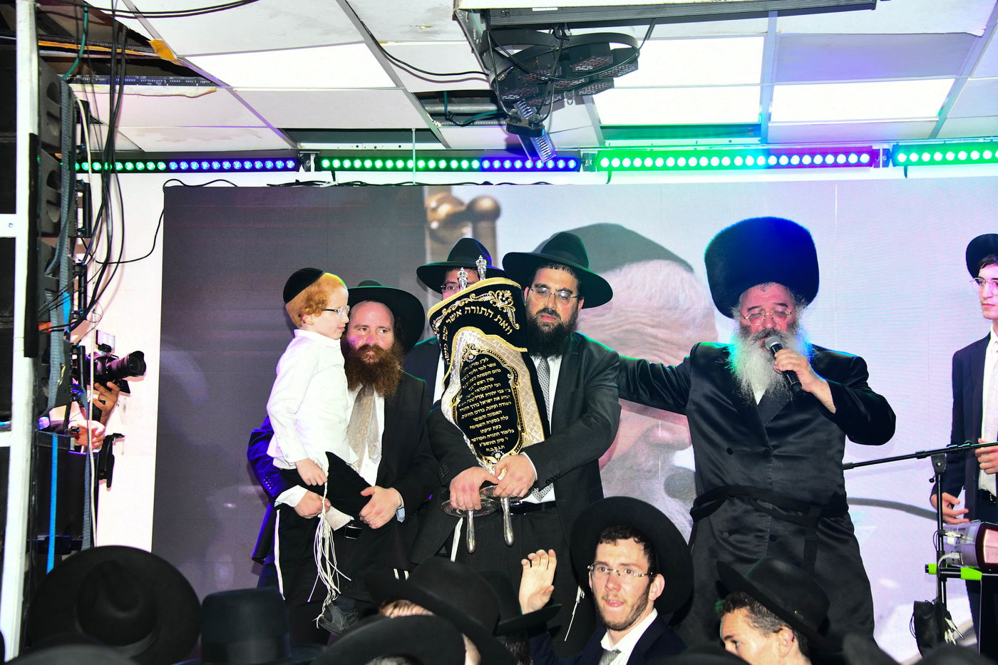 הכנסת ס"ת לישיבת פוניבז' המעטירה