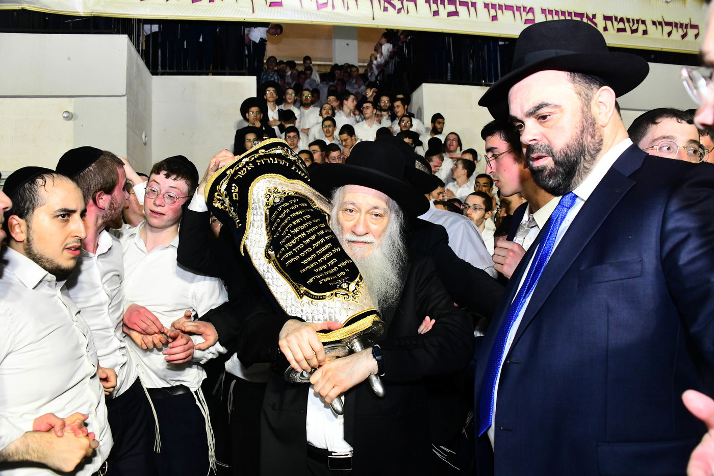 הכנסת ס"ת לישיבת פוניבז' המעטירה