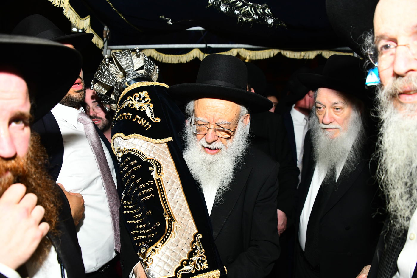 הכנסת ס"ת לישיבת פוניבז' המעטירה